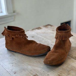 Minnetonka Back Zip Hardsole Booties Size 10